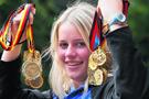 Talentierte Nachwuchsbolerin: Anke </b>Klppe</b>r zeigt einige ihrer zahlreichen Medaillen, die sie mit dem Boeln gewonnen hat. Die Jugendliche mchte zur Europameisterschaft 2008 in Irland.