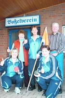 Stolz blicken zwei Boler-Generationen aus </b>Grooldendorf</b> auf eine gelungene Saison zurck (stehend, von links): </b>Trientje</b> Meyer, Rita </b>Rben,</b> Werner Meyer, (hockend, von links) Sylvia Meyer und Hermine Hellmers.