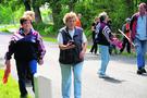 </b>Gebke</b> Schmidt (2. von links) vom Ausrichter </b>Beningafehn</b> bereitet sich auf ihren ersten Wurf mit der Holzkugel vor. Rund 80 Boler traten am Sonnabend auf der Strecke an, am gestrigen Sonntag waren es weitere 100. 